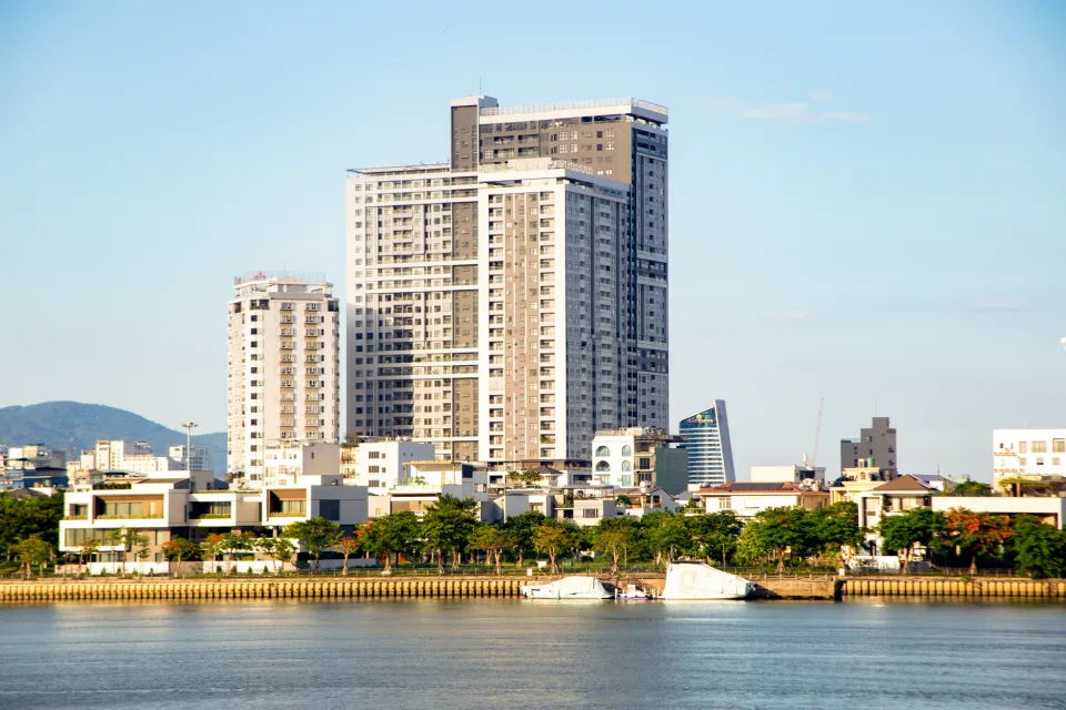 Căn hộ cũ trước khi cải tạo — không gian chật, ánh sáng yếu — trước